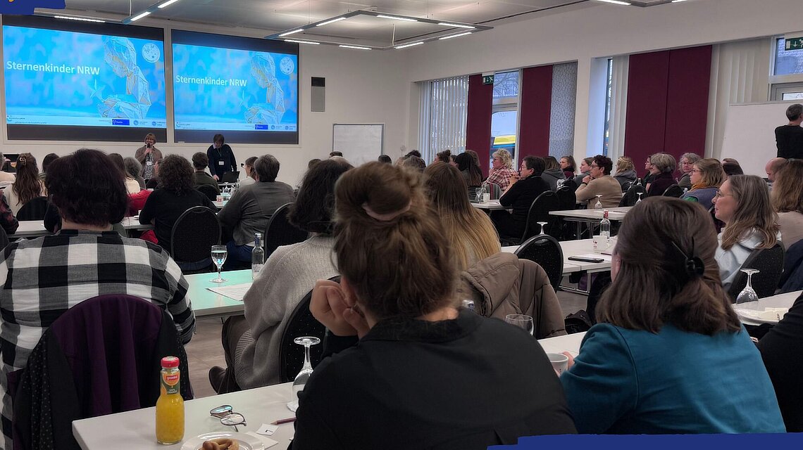 Mehr als 100 Teilnehmende beim World Café des Projekts Sternenkinder