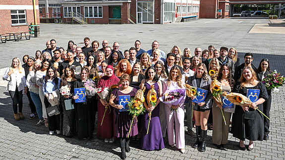 Mit dem Examen in der Tasche in Richtung Pflegezukunft Mit dem Examen in der Tasche in Richtung Pflegezukunft