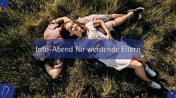 Werdende Eltern informieren sich über die Geburt im Elli