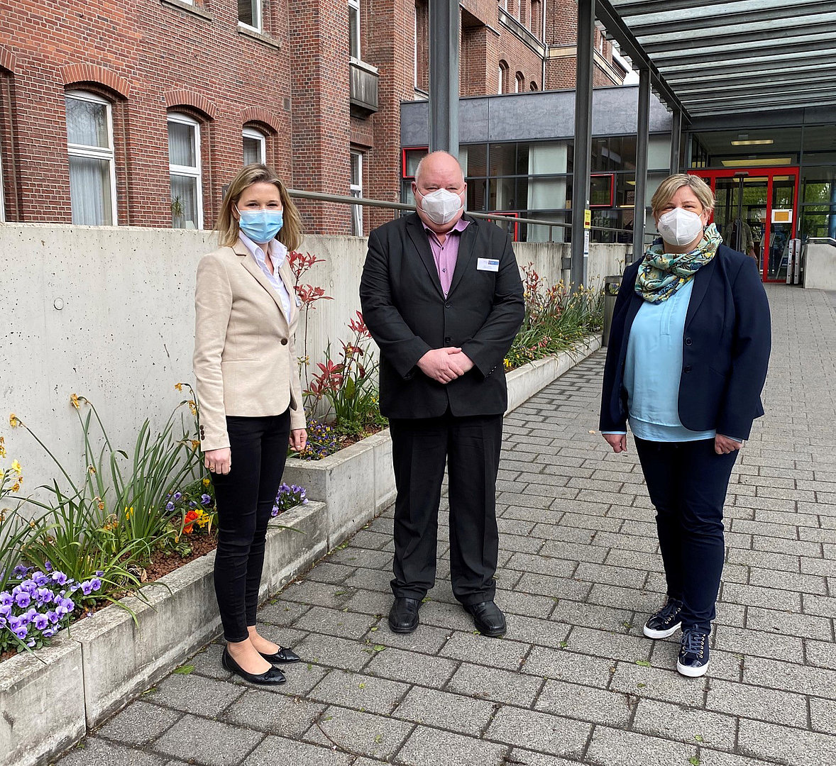 Claudia Middendorf (r.) wurde von Patientenfürsprecher Detlef Schliffke und Inken Schnatmann in Borbeck willkommen geheißen. Die zukünftige Geschäftsführerin des Philippusstifts (l.) brachte sich bei ihrem Besuch gern in die offizielle Begrüßung des Gastes aus Düsseldorf ein.