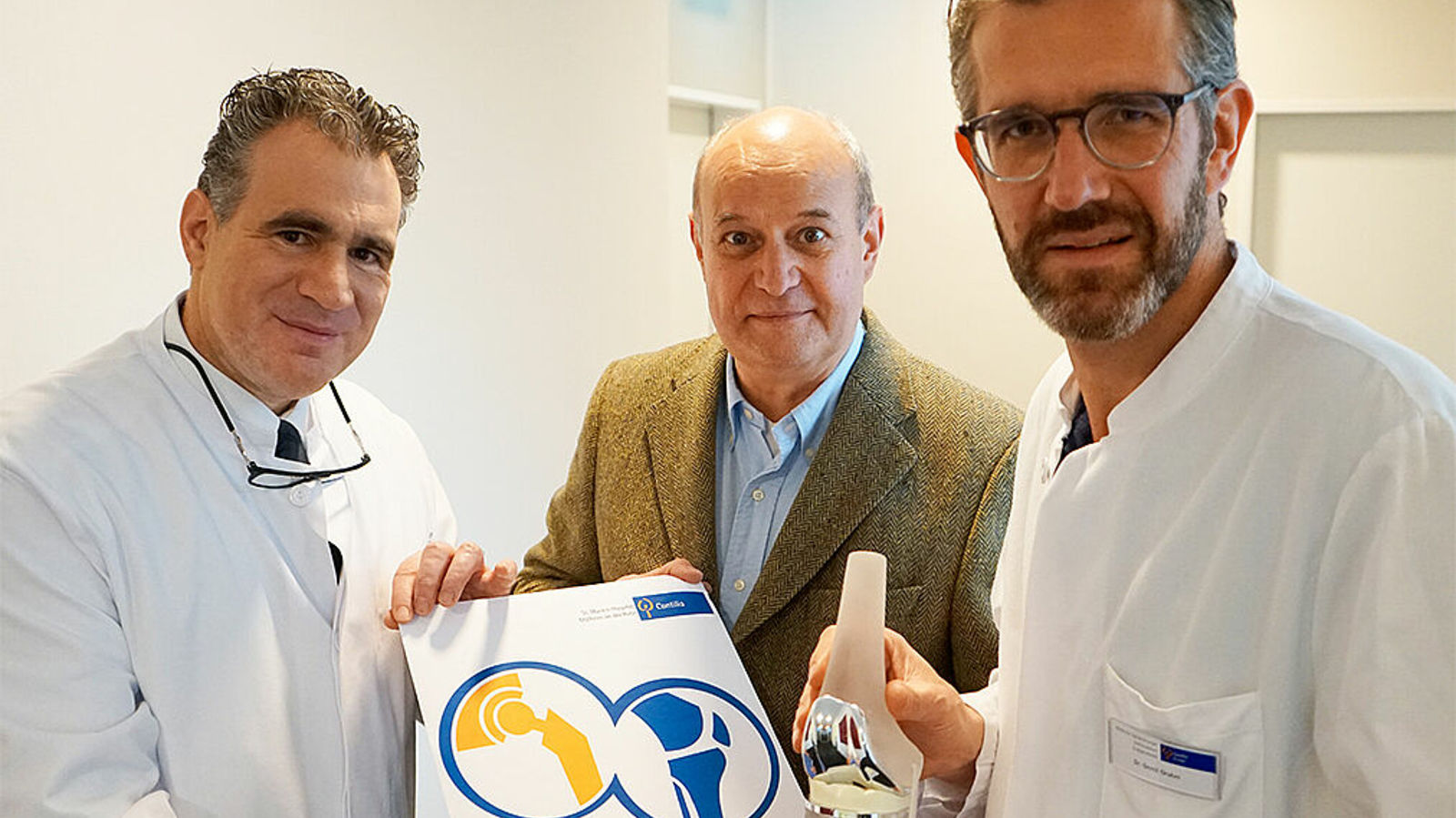 Direktor Prof. Dr. Marcus Jäger (l.) und Chefarzt Dr. Ulrich Pfeiffer (M., hier mit Senior-Hauptoperateur Dr. Gerrit Gruber) laden zum Patiententag Gelenke ein. Foto: SMH